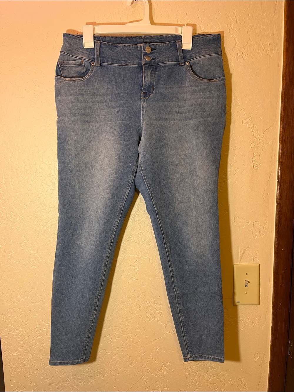Women’s Mid-Rise Light Denim Jeggings with Double-Button Waist